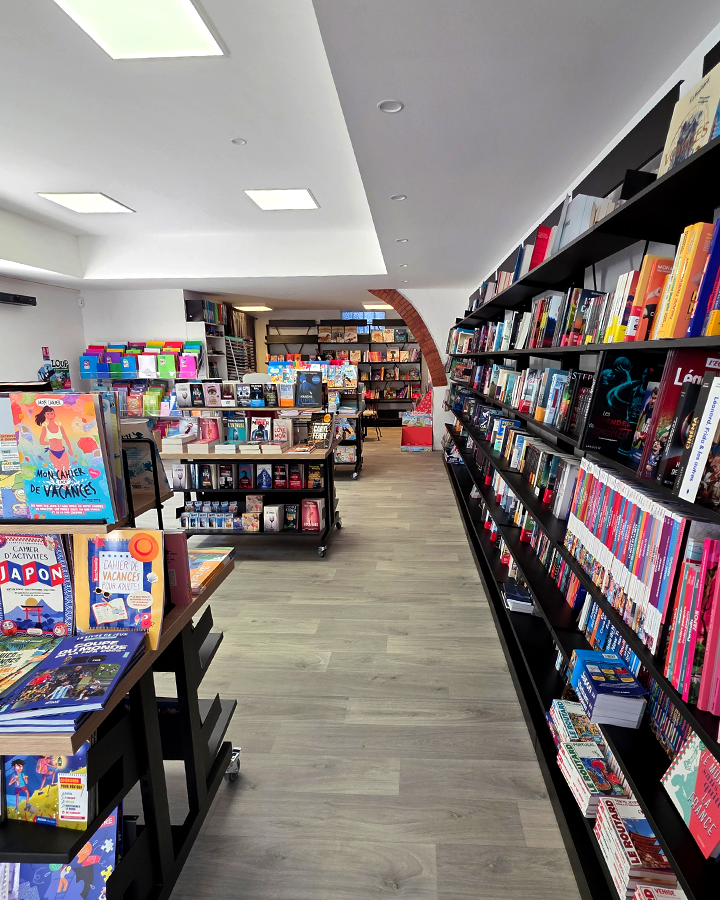 Intérieur de la librairie La Libria à Lafrançaise